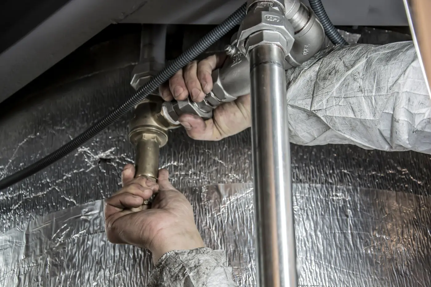 Handen monteren metalen leidingen en koppelingen
